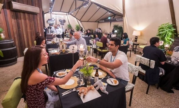 ナイトサファリ特別体験「イブニング イン ザ ワイルド」―グランピング風テントで楽しむディナー＋貸切トラムでサファリを満喫